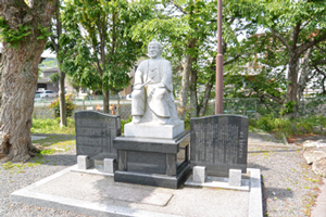 仲田源蔵銅像