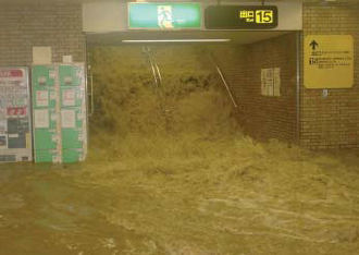 写真1）福岡市営地下鉄博多駅への浸水の様子