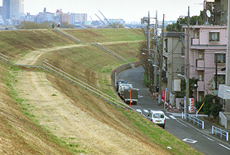 図2）東京の安全を守る高さ10メートルの堤防