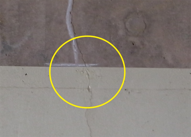 写真2　塗装面にも下地コンクリートのひび割れが伸展 