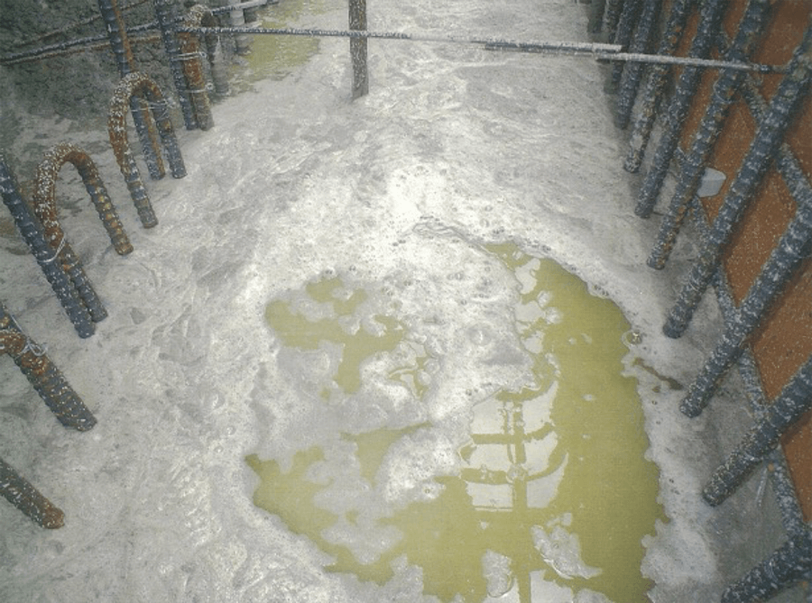 写真-1　コンクリートの打込み中に表面に集まったブリーディング水の一例