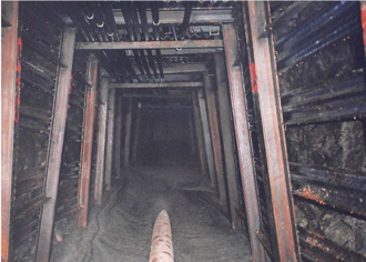 写真-1　高流動コンクリートによるトンネル閉塞の施工状況