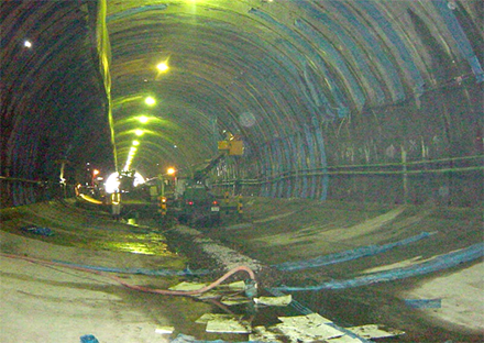 写真2　トンネル内部の状況(インバートコンクリート施工後)