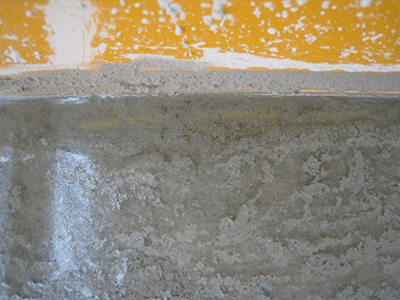 写真-2　梁コンクリートに発生したブリーディング水（型枠付近の状況）
