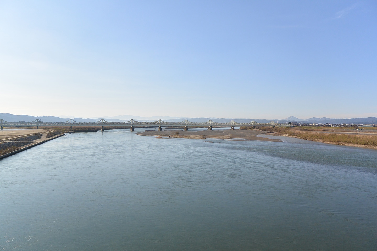 写真9）大手大橋から見た長生橋と信濃川