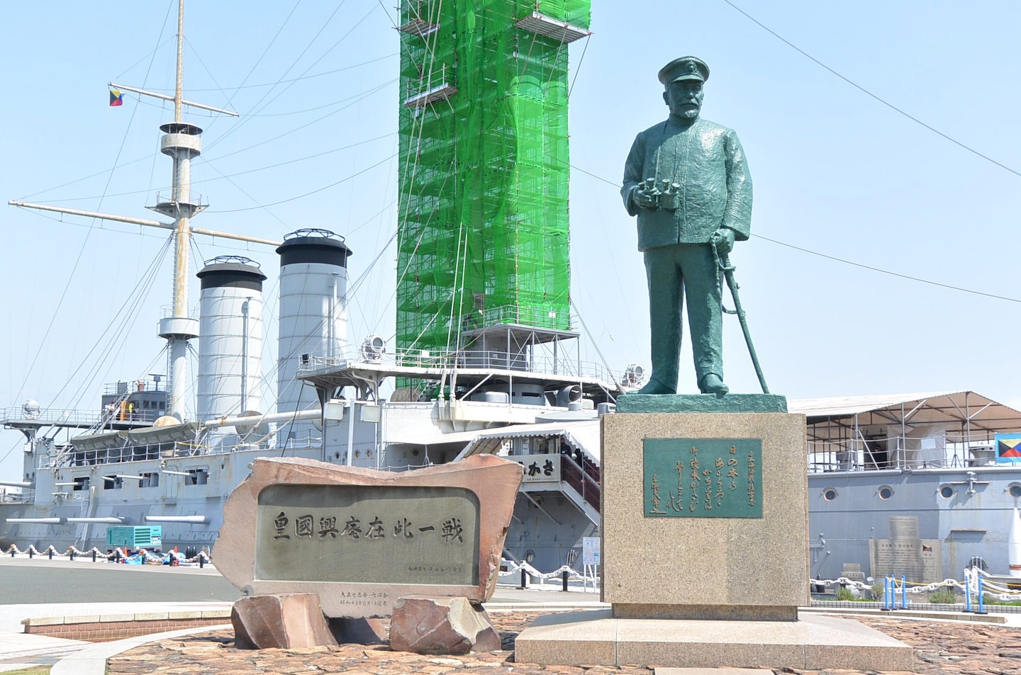 写真5)東郷平八郎の銅像と戦艦三笠