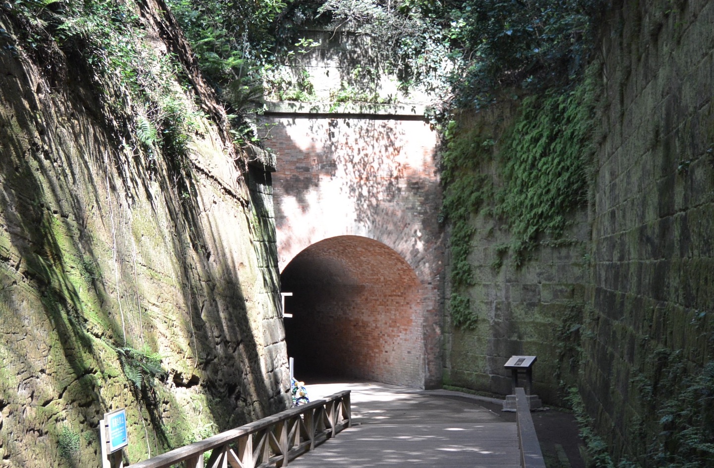 写真11)アーチ式トンネル