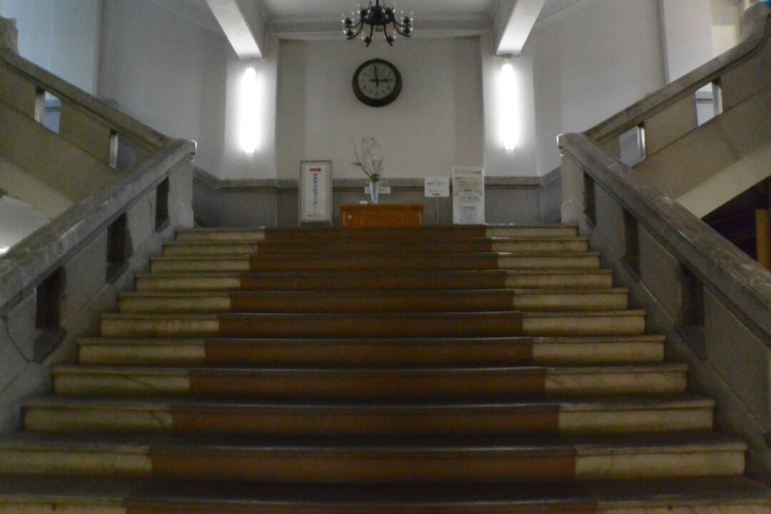 県三の丸庁舎　階段の風情