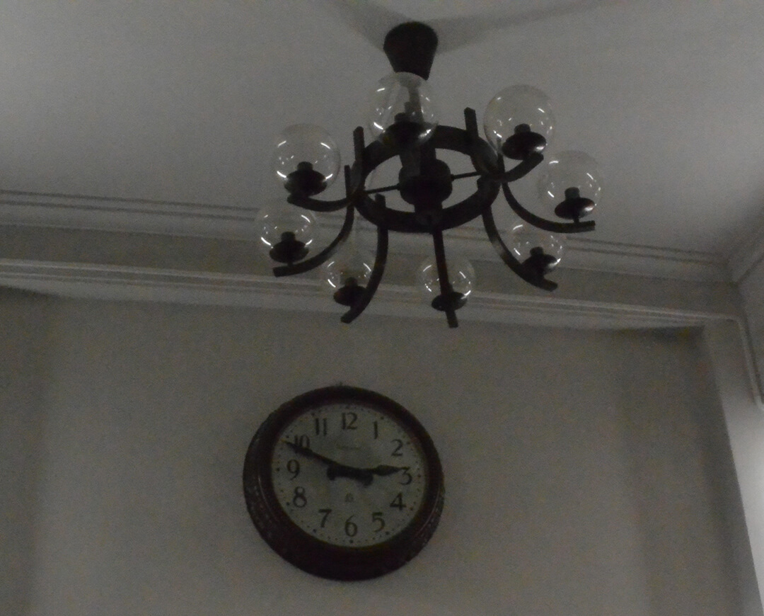 左写真の掛時計と照明灯（拡大）