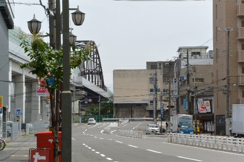 写真1）西九条駅から見えるトンネル入口の建物