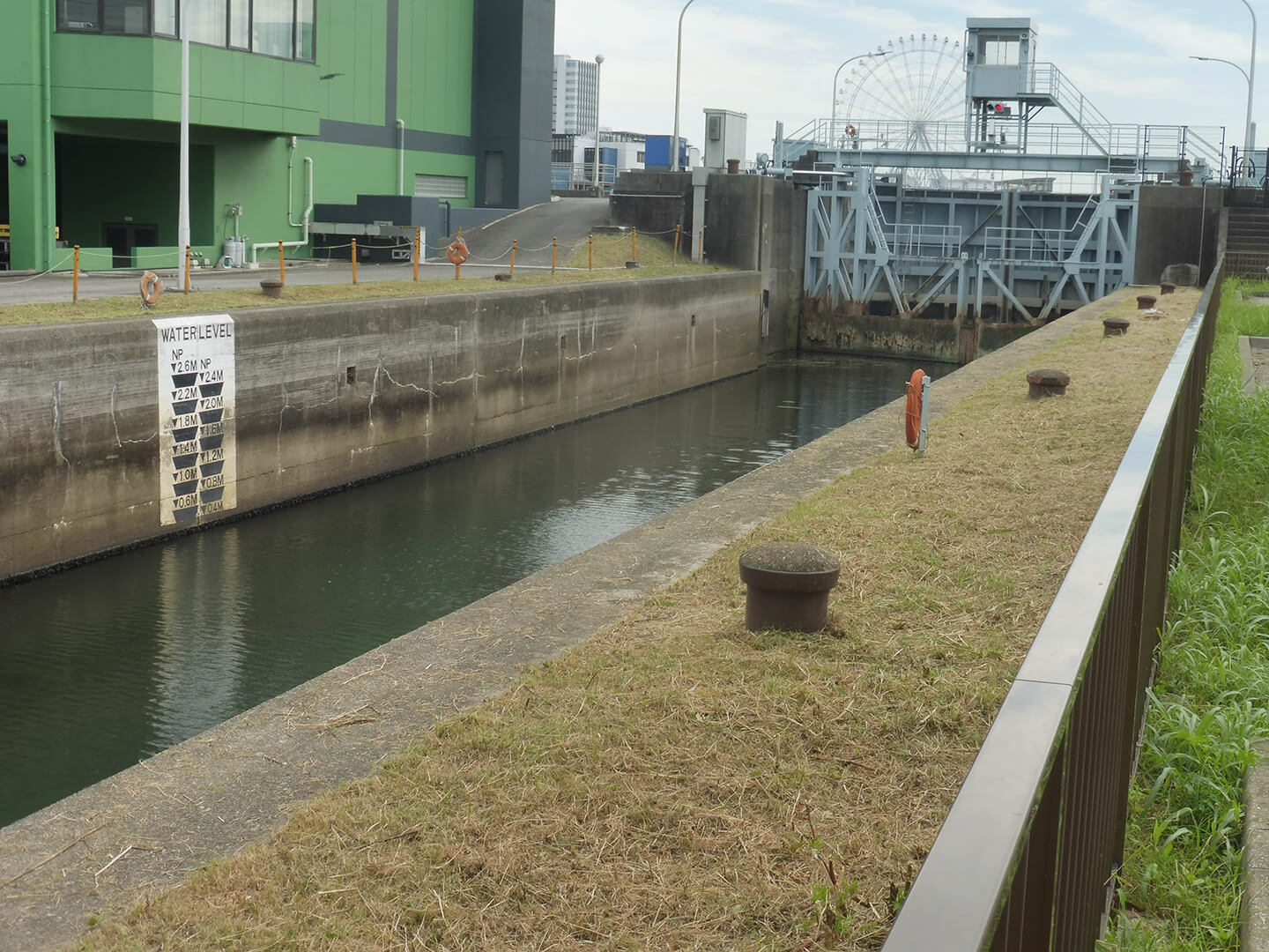 写真7）通船水路と下流側ゲート