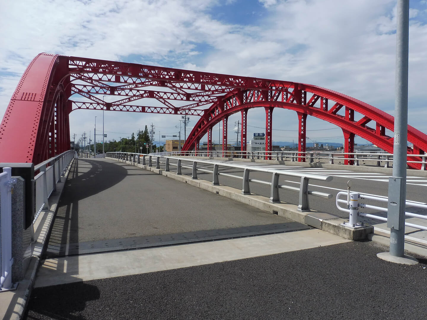 写真8）中川橋（歩道と2車線）