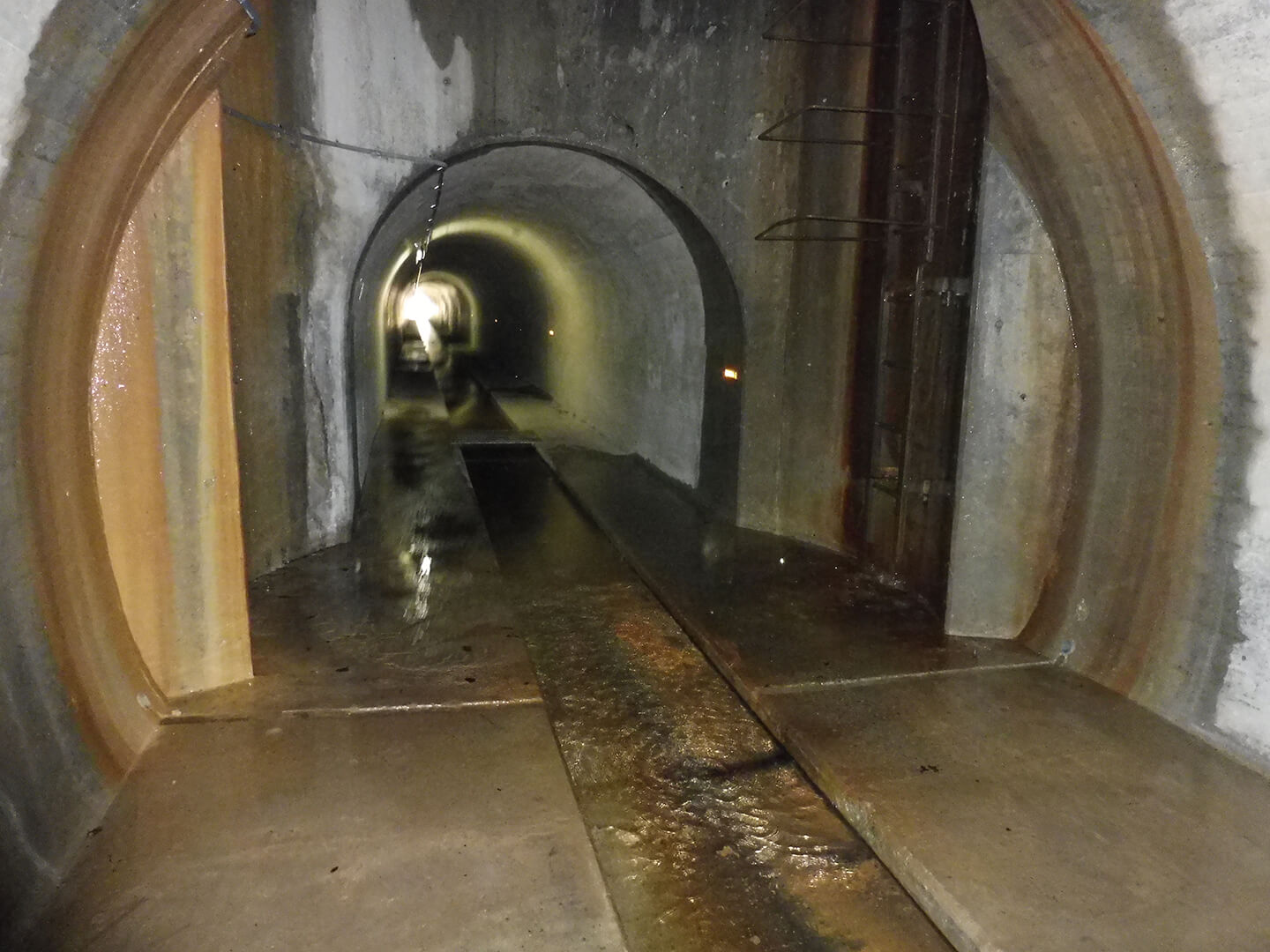 写真10）第一号排水トンネル（奥から入口を望む）