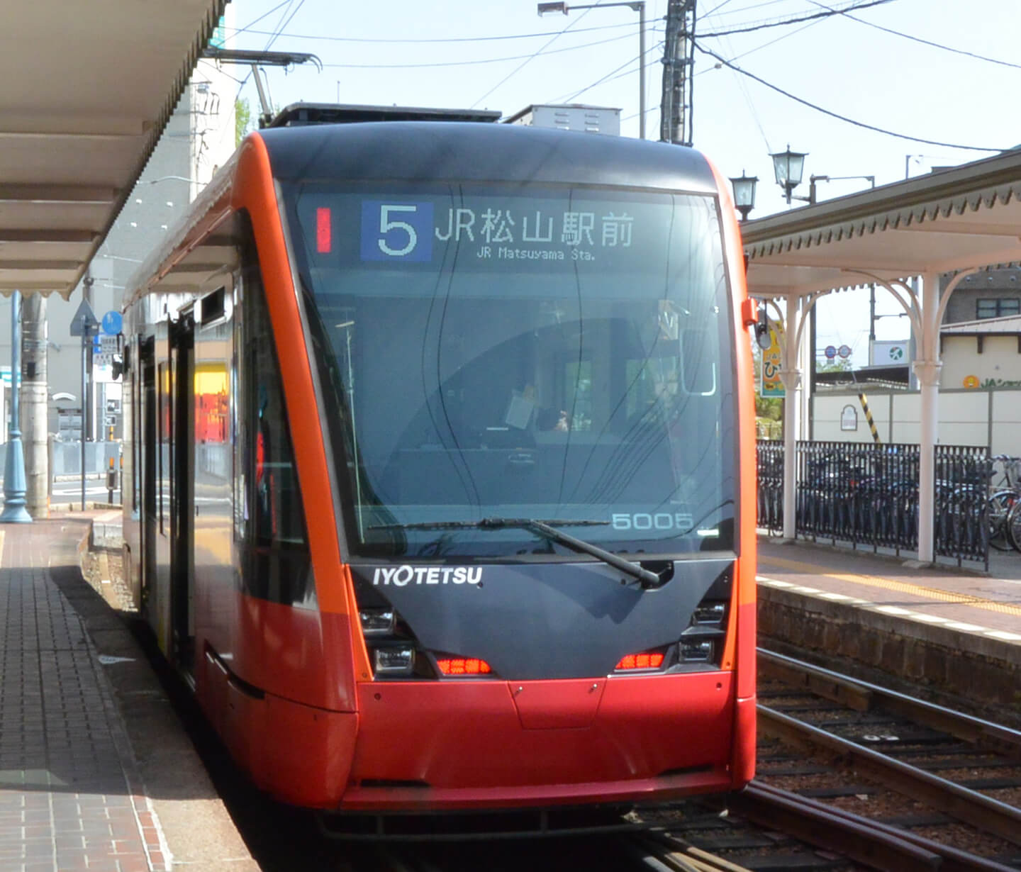 写真10）路面電車（伊予鉄道）