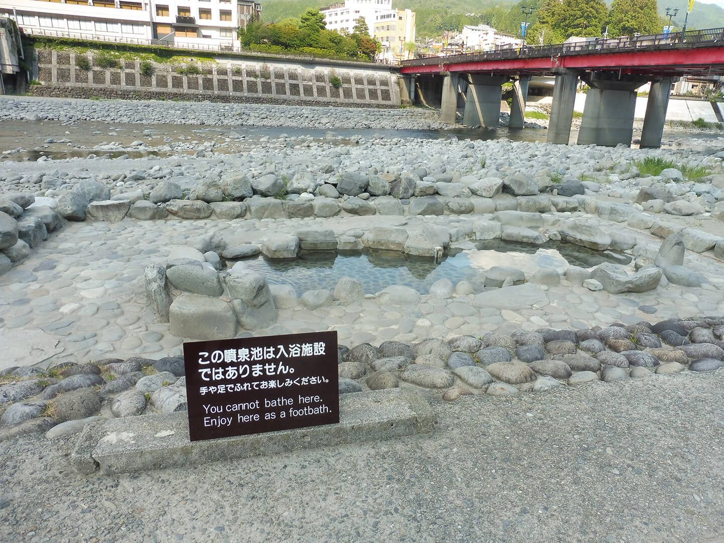 写真3）河川敷の噴泉池（奥に下呂大橋）