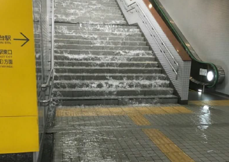 写真2）仙台駅地下への浸水の様子