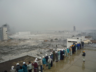 写真1）津波に襲われた南蒲生浄化センター