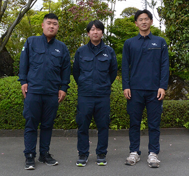 写真9）令和4年入社社員（左から植松さん、遊左さん、近藤さん）