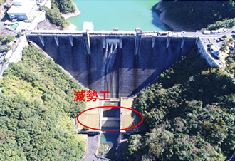 写真3）重力式コンクリートダムの減勢工の例：中筋川ダム