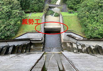 写真3）重力式コンクリートダムの減勢工の例：中筋川ダム