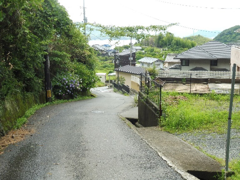 写真2）中学校に通じる道路